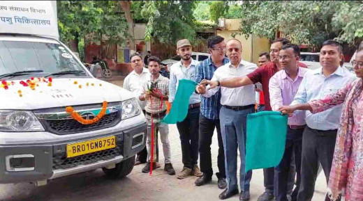जिले में पशुओं के लिए एम्बुलेंस सेवा शुरू, प्रभारी डीएम ने दिखाई हरी झंडी